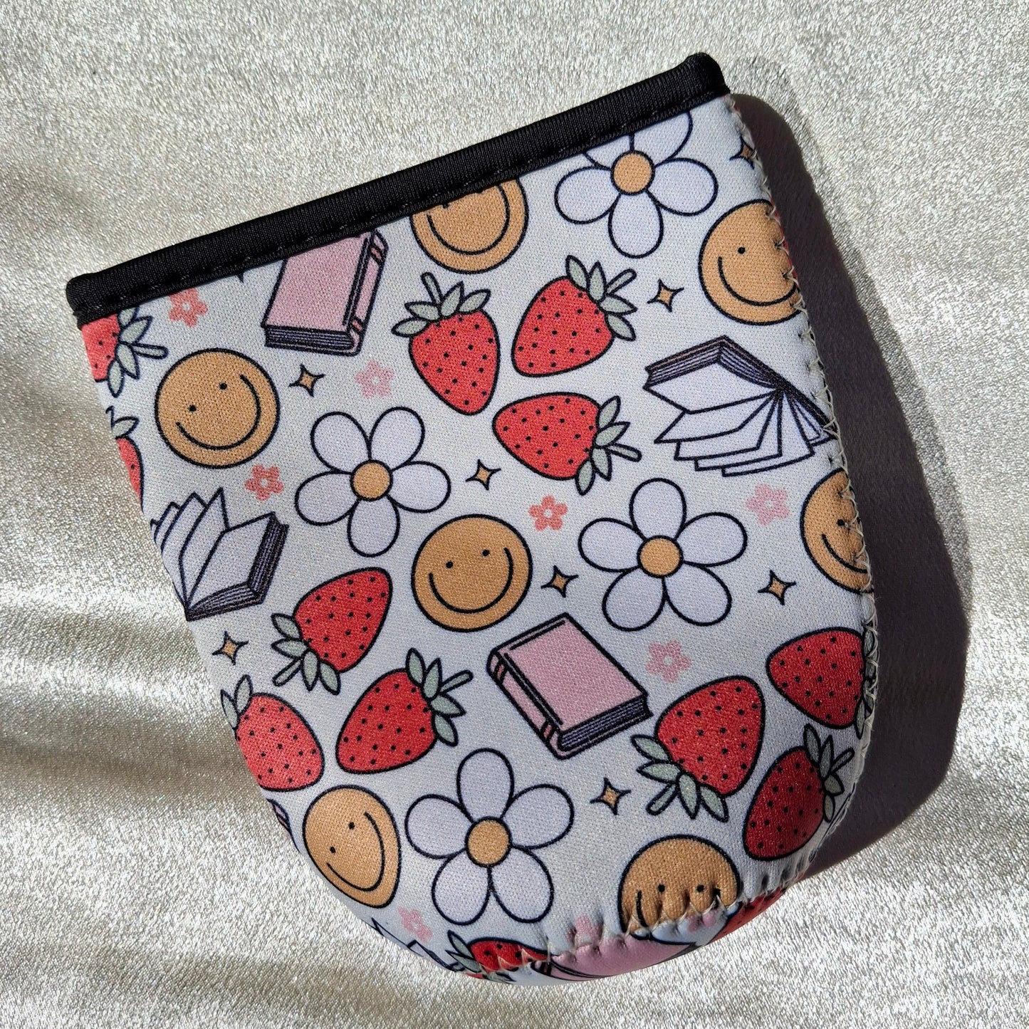 STRAWBERRY & BOOKS CUP SLEEVE