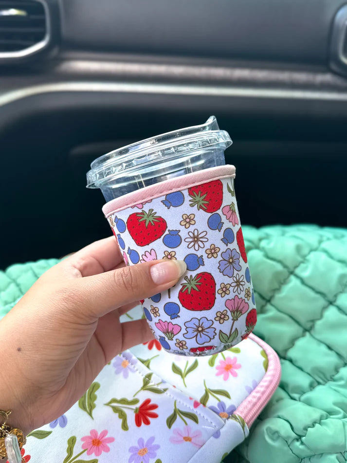 STRAWBERRY & BLUEBERRIES COFFEE SLEEVE