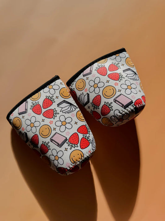 STRAWBERRY & BOOKS CUP SLEEVE